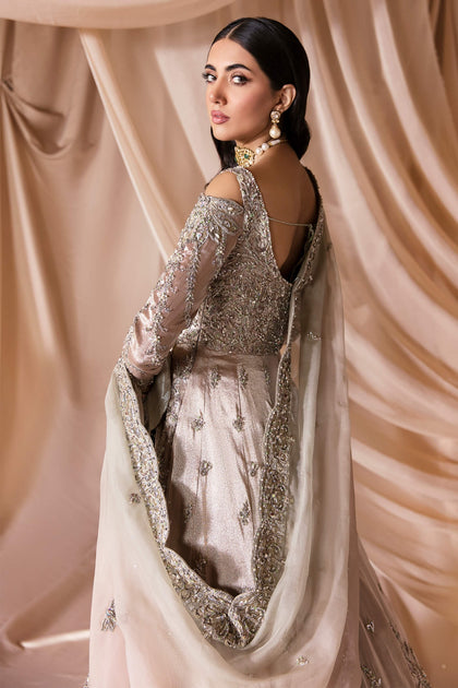 Bridal Veils and Headpieces: The Magic of Elegance – Nameera by Farooq