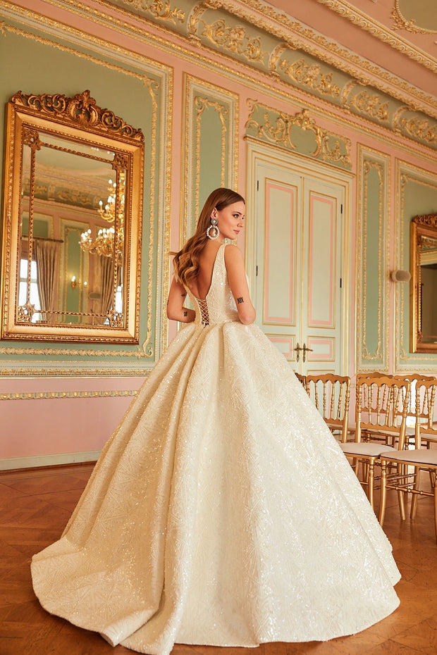 Elegant Embellished Wedding Dress in Luxury Bridal Gown Style