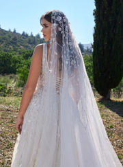 Luxury Shinny Bridal Gown Embroidered Veil with Scoop Neckline