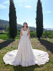 Luxury Shinny Floral Bridal Gown Embroidered Veil with Scoop Neckline