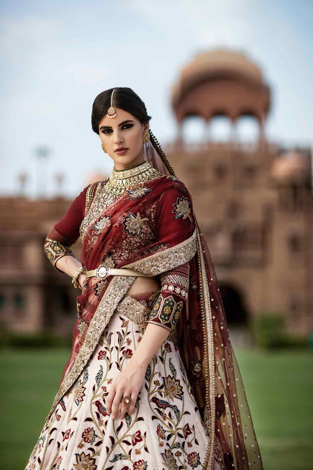 Decoding Mouni Roy's Bridal Look In A Regal Red Sabyasachi Lehenga | Kalki  Fashion Blogs