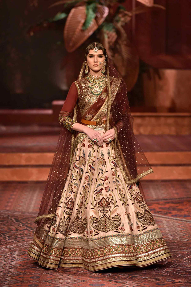 I know Sabyasachi is really criticized for making all the Bollywood  actresses wear the same thing and morph into one, but I know they can make  bridal looks according to the actors